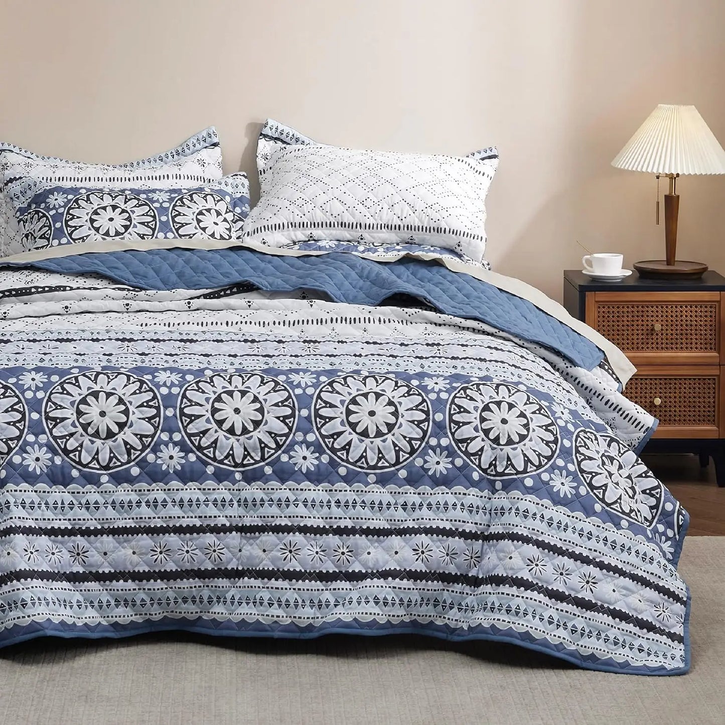 Bedsure Floral Quilt Set Queen - Reversible Blue & White Quilt Bedding Set, Daisy Design Bedspread