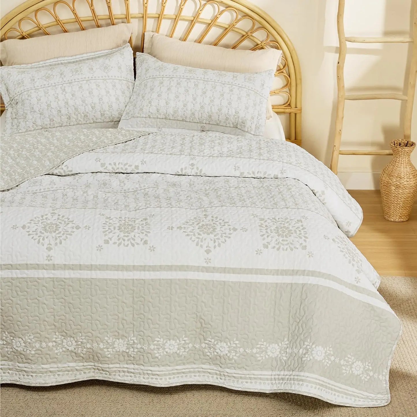 Bedsure Floral Quilt Set Queen - Reversible Blue & White Quilt Bedding Set, Daisy Design Bedspread